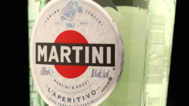LVIV, UKRAINE - 12 Mayıs 2020: Şişedeki popüler alkollü martini