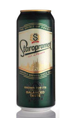 LVIV, UKRAINE - 05 Mayıs 2020: Beyaz arka planda Staropramen bira kutusu