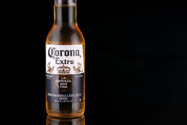 LVIV, UKRAINE - 30 Nisan 2020: Yazı işleri için Corona şişe bira yeri