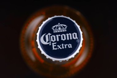 LVIV, UKRAINE - 30 Nisan 2020: Corona Bira kapağı kapağı