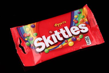 LVIV, UKRAINE - 30 Nisan 2020: Skittles jöleli fasulye siyah arka plan