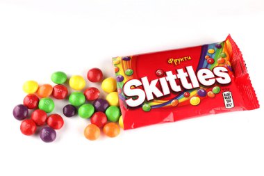 LVIV, UKRAINE - 30 Nisan 2020: Şekerleme fasülyesi beyaz arka plan