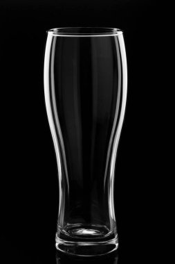 Koyu arkaplanda boş bira bardağı