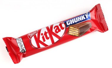 LVIV, UKRAINE - 27 Nisan 2020: Paketin beyaz arka planında Kit kat çikolatalı gofret çubukları