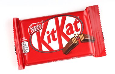 LVIV, UKRAINE - 27 Nisan 2020: Paketin beyaz arka planında Kit kat çikolatalı gofret çubukları