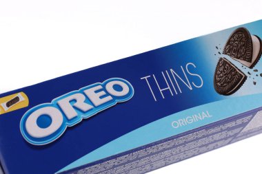 LVIV, UKRAINE - 27 Nisan 2020: Beyaz kutulu siyah kurabiyeler