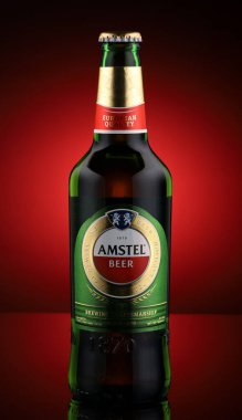 LVIV, UKRAINE - 27 Nisan 2020: Cam şişedeki Amstel birası