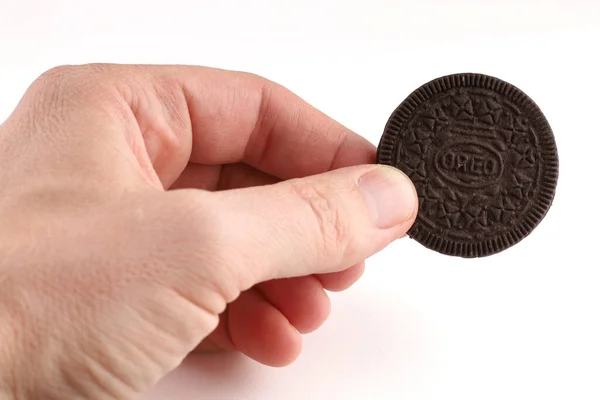 LVIV, UKRAINE - 27 Nisan 2020: Oreo siyah kurabiyeleri elde