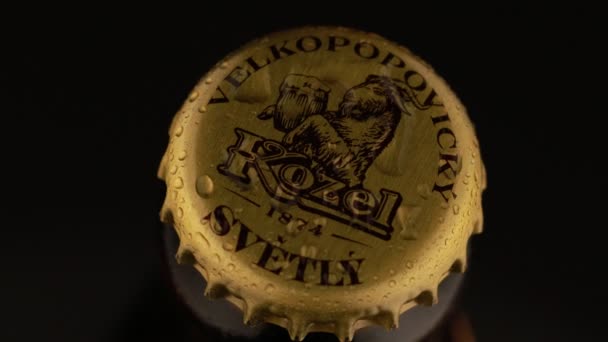 Lviv Ucrania Abril 2020 Kozel Cerveza Checa Una Tapa Botella — Vídeo de stock