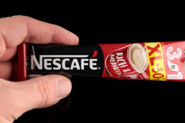 LVIV, UKRAINE - 23 Nisan 2020: Elinde süt etiketi olan Nescafe kahvesi
