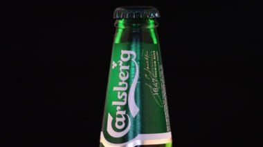 LVIV, UKRAINE - 18 Nisan 2020: Yeşil cam şişede Carlsberg birası
