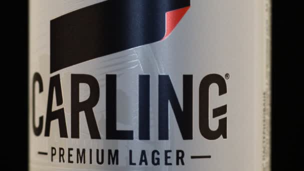 Lviv Ucrania Abril 2020 Carling English Beer Tin Aluminum Can — Vídeo de stock