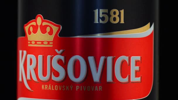 Lviv Ucrania Abril 2020 Krusovice Cerveza Checa Lata Aluminio — Vídeo de stock