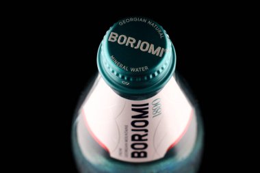 LVIV, UKRAINE - 09 Nisan 2020: Borjomi kapağı üzerine bir şişe maden suyu