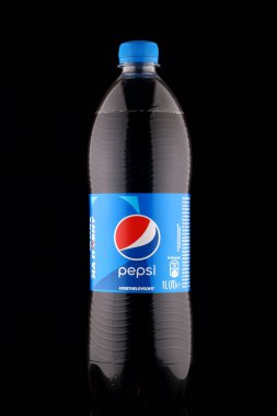 LVIV, UKRAINE - 09 Nisan 2020: Koyu arkaplanda plastik bir şişede Pepsi meşrubatı