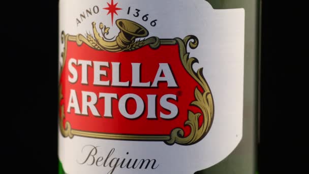 Lviv Ukraine Απριλίου 2020 Στέλα Artois Μπουκάλι Μπύρας Closeup — Αρχείο Βίντεο