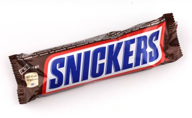 LVIV, UKRAINE - Nisan 06, 2020: Pakette Snickers çikolatası