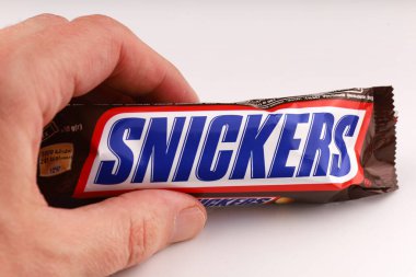 LVIV, UKRAINE - Nisan 06, 2020: Beyaz arka planda Snickers
