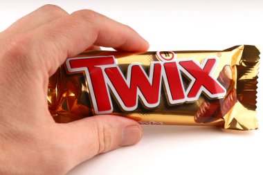 LVIV, UKRAINE - Nisan 06, 2020: beyaz arkaplan üzerinde twix