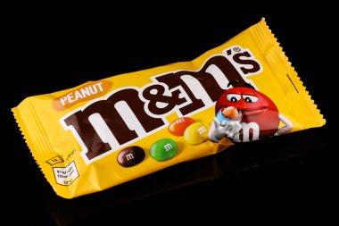 LVIV, UKRAINE - Nisan 06, 2020: M & Ms çikolatalı dragee black background