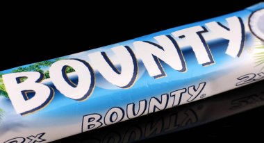 LVIV, UKRAINE - Nisan 06, 2020: Siyah arka planda Bounty çikolatası