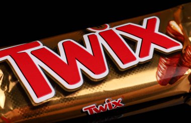 LVIV, UKRAINE - Nisan 06, 2020: Siyah arkaplanda Twix çikolatası