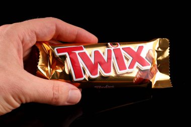 LVIV, UKRAINE - Nisan 06, 2020: El siyaha boyanmış Twix