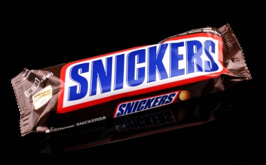 LVIV, UKRAINE - Nisan 06, 2020: Pakette Snickers tatlısı