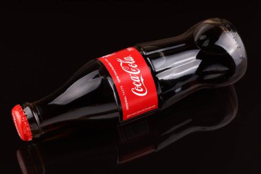 LVIV, UKRAINE - Nisan 06, 2020: Coca Cola popüler bir meşrubat