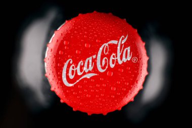 LVIV, UKRAINE - Nisan 06, 2020: Coca Cola cam şişe kapağı