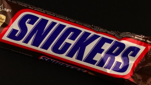 Lviv Ucrânia Abril 2020 Doces Snickers Rodada Pacote — Vídeo de Stock