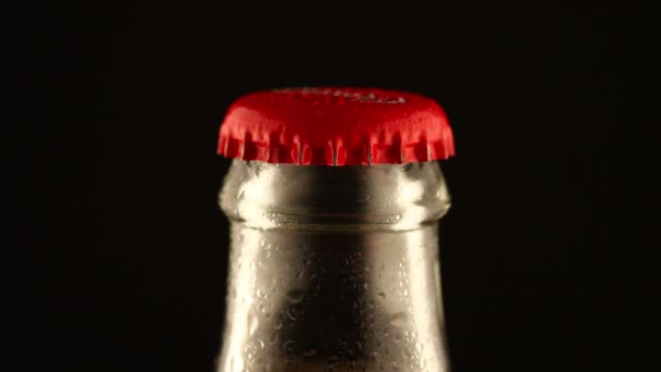 Lviv Ukraine Απρίλιος 2020 Coca Cola Κορυφή Γυάλινη Φιάλη Περιστρέφεται — Αρχείο Βίντεο