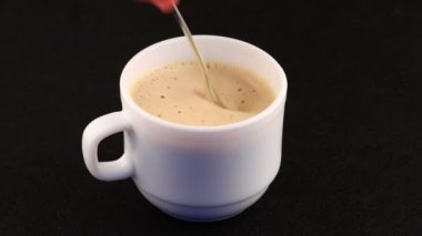 Kapuçino bardakta köpüklü içecek.