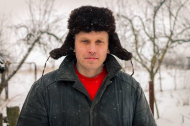 Kışın köyde genç bir adam