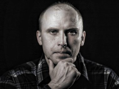 Cesur adam kendine güvenen ve güçlü BW yakın plan