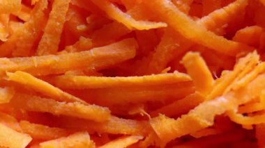 Salata yakın plan için dilimlenmiş havuç.
