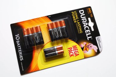 LVIV, UKRAINE - 30 Mart 2020: Duracell AAA pilleri bir kutu içinde