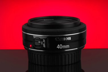 LVIV, UKRAINE - 20 Mart 2020: Lens Canon 40mm f / 2.8 STM EF