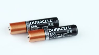 LVIV, UKRAINE - 20 Mart 2020: AAA Duracell Batarya beyaz arka plan