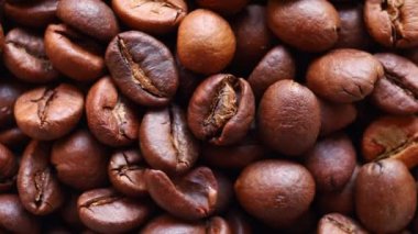 Kahverengi kahve çekirdekleri dönüyor.