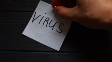 Etiketteki yazıt virüsü ele yapışıyor.