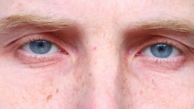 Erkek adam gözlerini kapat.