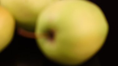 Sarı-yeşil elma Altın-siyah arkaplan