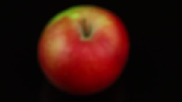 美味的红苹果黑色背景 — 图库视频影像