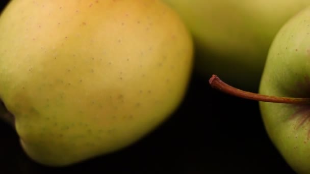 Gelb Grüne Äpfel Goldener Schwarzer Hintergrund — Stockvideo