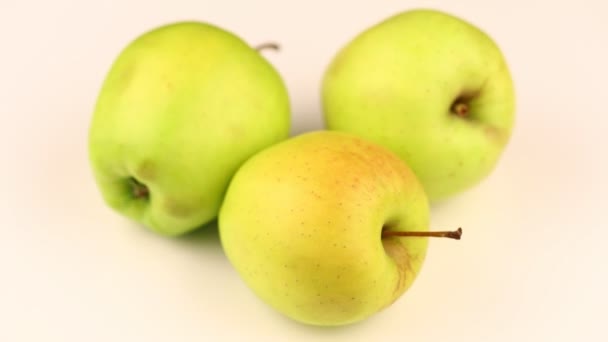 Gelb Grüne Äpfel Goldener Weißer Hintergrund — Stockvideo