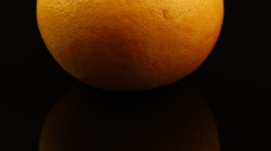 Greyfurt kırmızısı yuvarlak siyah arkaplan