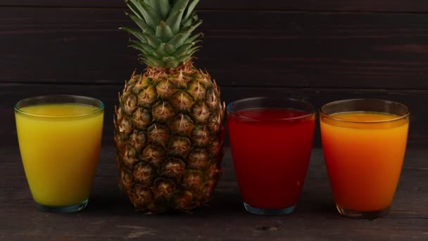 玻璃杯中的异国果汁 — 图库视频影像