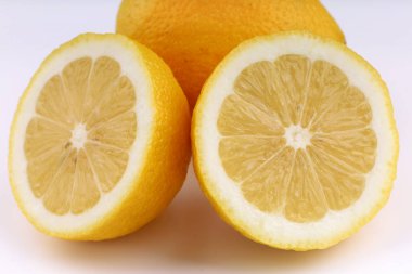 Sarı limon yakın plan kesimi beyaz arkaplan
