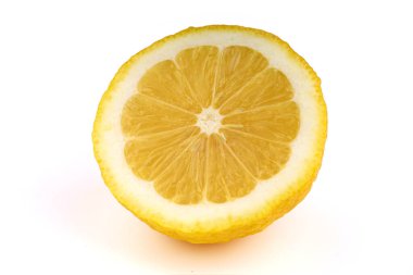 Sarı limon yakın plan kesimi beyaz arkaplan